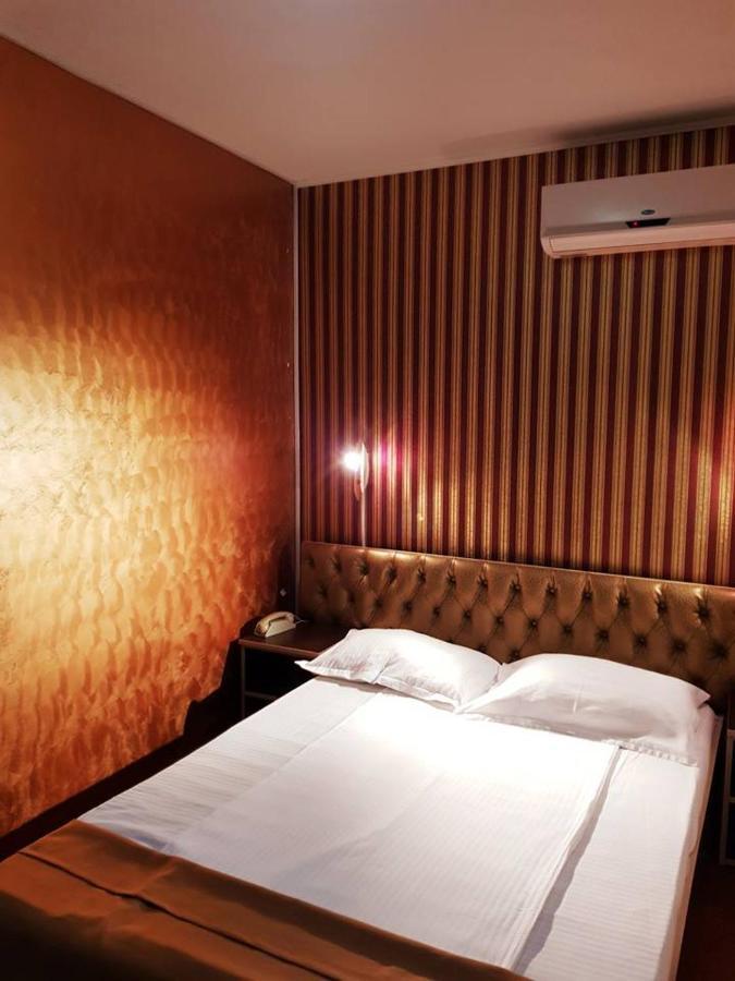 Asia Hotel Тыргу-Жиу Экстерьер фото