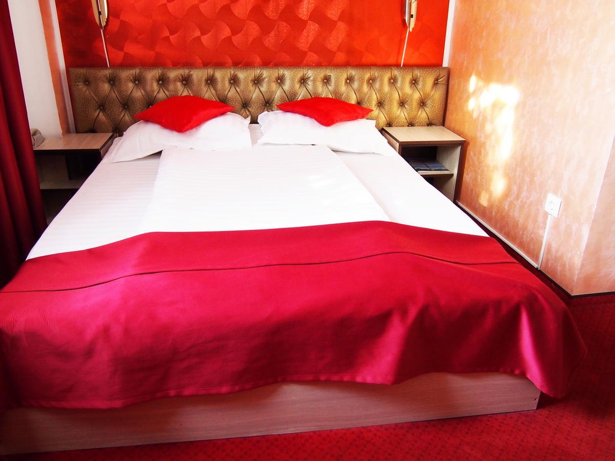 Asia Hotel Тыргу-Жиу Экстерьер фото